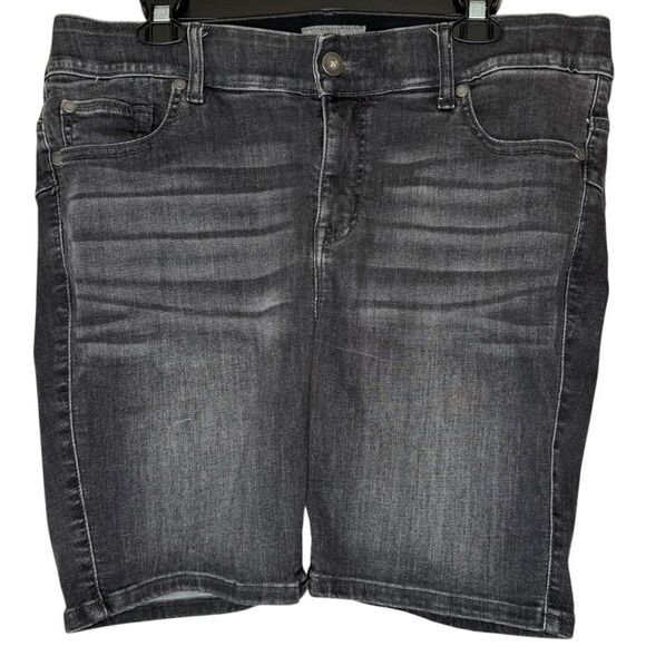 |EUC| TORRID Bombshell Bermuda 8” Short - Super Soft Black Wash - Picture 2 of 7